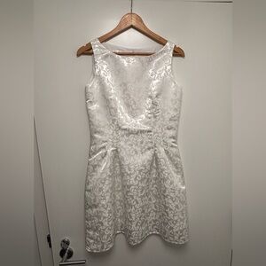 🇨🇦 LADIES ON QUEEN 17.5” PTP Floral Midi Dress, White/Silver, Size Medium.